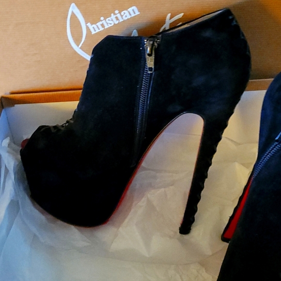 Velvet/ patent Christian Louboutin EU 37.5
